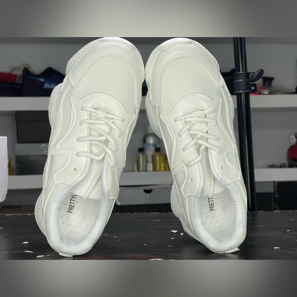 White Sneaker (Trainer)